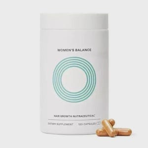 Puede incluir: Un recipiente cil&iacute;ndrico blanco con la inscripci&oacute;n "WOMEN'S BALANCE" y un dise&ntilde;o circular turquesa. El recipiente tambi&eacute;n dice "HAIR GROWTH NUTRACEUTICAL" y "DIETARY SUPPLEMENT 120 CAPSULES". Varias c&aacute;psulas marrones est&aacute;n esparcidas cerca del recipiente.