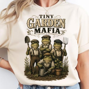 Tiny Garden Mafia PNG, rolig groda trädgårdsklubb Clipart, Cottagecore Garden sublimering, växtälskare skjorta design, digital nedladdningsfil