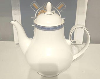 Tetera de porcelana Royal Doulton vintage con ribete azul, cafetera de cerámica blanca, elegante juego de té de porcelana fina, decoración clásica de cocina estilo cottagecore.
