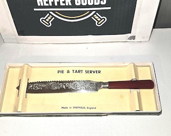 Vintage Sheffield, Engeland taart- en taartschep met kersenrood handvat, sierlijk gegraveerd cakemes uit het midden van de eeuw, originele doos retro keukengerei