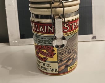 Słoik ceramiczny na dżem truskawkowy Tiptree firmy Wilkin & Sons, styl retro angielski, z zapięciem na wieczko