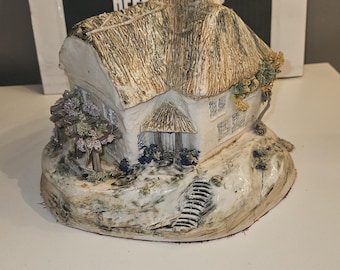 Miniaturowy domek Jane King Cornish Cottage z porcelany, ręcznie robiony w Kornwalii w Anglii, kolekcjonerska figurka ceramiczna w kształcie domku