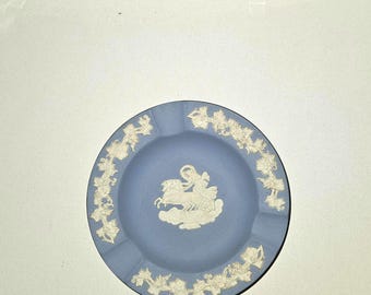Vintage ronde asbak wedgwood blauwe jaspis - Made in England midden van de eeuw keramische trinketschotel, klassieke Griekse strijdwagen bas-reliëf