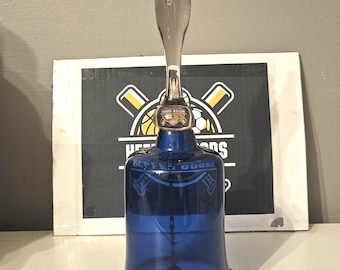 Vintage handgeblazen kobaltblauwe glazen stolp met helder gedraaid handvat, kunstglazen dinerbel uit het midden van de eeuw met originele houten klep, Pontil
