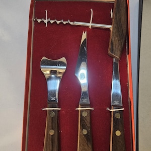 Vintage Mid Century Modern 4-delat barset, handtag i rosenträ, teakträ, rostfritt stål, ostkniv, korkskruv, flasköppnare, retro bartillbehör