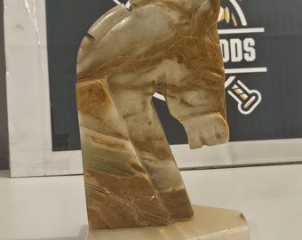 Fermalibri vintage in onice a forma di testa di cavallo, scultura di cavallo degli scacchi in pietra intagliata di metà secolo, decorazione equestre per casa, ufficio e biblioteca, singolo fermalibri in alabastro
