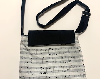 Stoffen portemonnee met klittenbandsluiting en verstelbare riem.