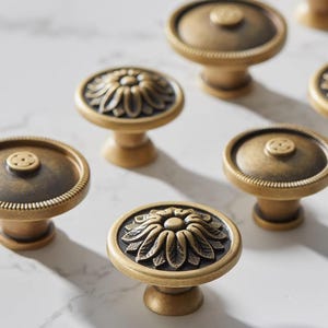 Vintage messing kastknoppen, ontwerpen madeliefje en versailles, Franse landelijke ladegrepen