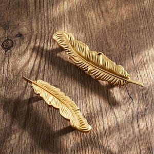 Tirador de armario con forma de pluma y hoja de oro, tirador de cajón de metal inspirado en la naturaleza, herrajes de cocina modernos.