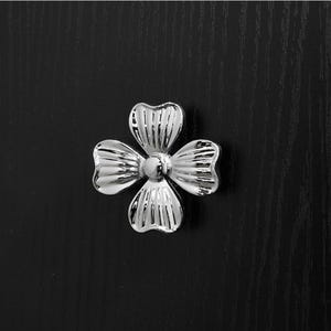 Knobella Silver Flower Knob – Floral Cabinet Handle, Modern Drawer Pull, Elegant Botanical Accent