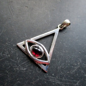 Pendant, Sterling silver, garnet, faceted, Horus, Eye of Horus, Eye, Egypt, protection, silver