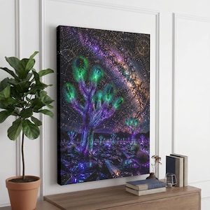 Op de afbeelding: Een rechthoekige canvas print met een surrealistisch woestijnlandschap met gloeiende paarse en groene Joshua-bomen onder een levendige sterrenhemel vol met een wervelend sterrenstelsel, sterrenbeelden en kosmische nevels.