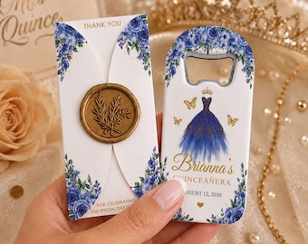 Könnte beinhalten: Ein weißer Flaschenöffner und eine passende Dankeskarte mit blauen Blumenmustern, goldenen Schmetterlingen und einer blauen Kleiderillustration. Die Karte hat ein goldenes Wachssiegel mit Blattmotiv. Der Flaschenöffner zeigt den Text Brianna's Quinceañera August 12, 2030.