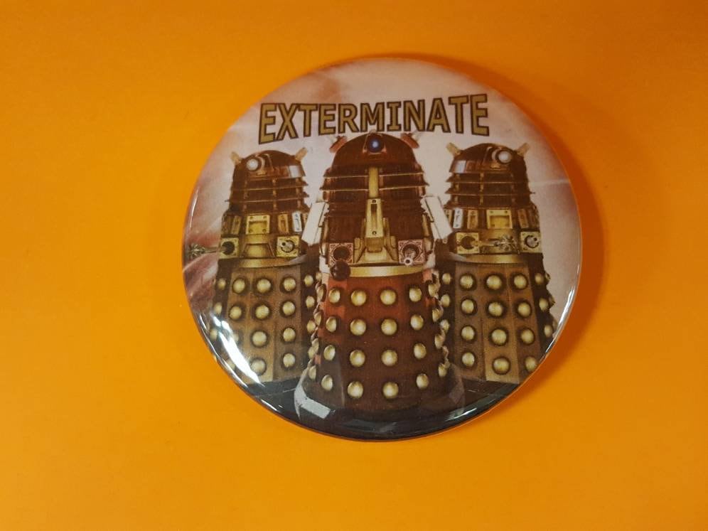 Accessoires Emblemen & pinnen Pinnen & buttons exploding TARDIS cosplay inspired personalized buttons Fan-made Doctor Who Dalek to victory starry night 