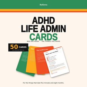 Peut inclure: Un jeu de cartes ADHD Life Admin Cards par ByKova comprenant 50 cartes vertes, jaunes et orange. Les cartes portent des textes comme Bad Day Mode, The Things You Avoid et Open one envelope. Le design présente un fond blanc avec des barres colorées.