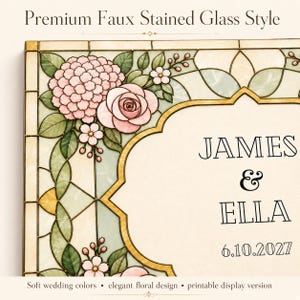 K&ouml;nnte beinhalten: Ein Schild im Faux-Buntglas-Stil mit einem Blumenmuster aus rosa Hortensien und Rosen, gr&uuml;nen Bl&auml;ttern und goldenen Umrandungen. Der Text lautet Premium Faux Stained Glass Style, JAMES & ELLA und 6.10.2027. Der Hintergrund ist cremefarben.