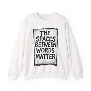 Literatur-Pullover: Modernes Leben Zitate Shirt mit minimalistischer Textkunst Bild 1