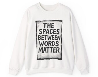 Maglione letterario: maglietta con citazioni sulla vita moderna e grafica minimalista.