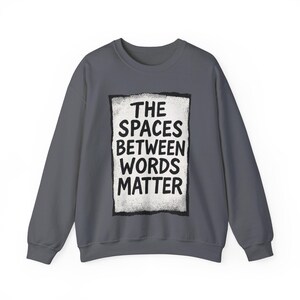 Literatur-Pullover: Modernes Leben Zitate Shirt mit minimalistischer Textkunst Bild 6