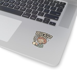 Naklejka z nihilistycznym humorem – dziwaczna postać z kubkiem, naklejka z mrocznym, sarkastycznym cytatem zdjęcie 2