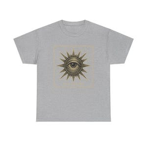 Camiseta Neo-Pop con el Ojo que Todo lo Ve, Camiseta urbana con grabado de tarot y ocultismo imagen 6
