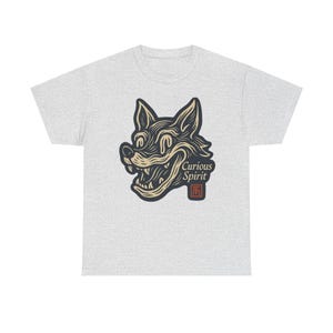 Camiseta con mascota de zorro sonriente distorsionada, camiseta de arte pop neo, estilo de dibujos animados vintage. imagen 3