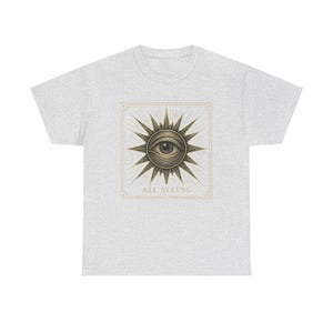 Camiseta Neo-Pop con el Ojo que Todo lo Ve, Camiseta urbana con grabado de tarot y ocultismo imagen 3
