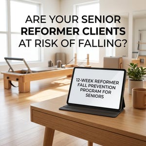 Op de afbeelding: Een tablet in een zwarte hoes staat op een houten tafel en toont de tekst 12-WEEK REFORMER FALL PREVENTION PROGRAM FOR SENIORS. Daarboven staat de tekst ARE YOUR SENIOR REFORMER CLIENTS AT RISK OF FALLING? Een houten pilates reformer is zichtbaar.