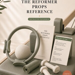 Op de afbeelding: Een Pilates-set met een saliegroene Pilatesring, een beige bal met textuur, een opgerolde saliegroene weerstandsband en twee 1 lb dumbbells. Inclusief een gedrukte referentiekaart met de titel The Reformer Props Reference met instructies.