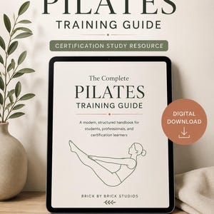 Pode incluir: Um guia de treino de Pilates digital num tablet, com o título "The Complete Pilates Training Guide". A capa apresenta um desenho a traço de uma pessoa a fazer Pilates. Inclui o texto "Certification Study Resource."