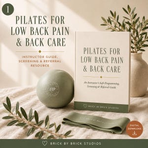 Op de afbeelding: Een Pilates-instructeursgids getiteld Pilates for Low Back Pain & Back Care, een saliegroene oefenbal met logo en een bijpassende saliegroene weerstandsband. De boekomslag bevat de tekst An Instructor's Safe-Programming, Screening & Referral Guide.
