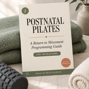 Peut inclure: Un guide rectangulaire intitulé Postnatal Pilates: A Return to Movement Programming Guide for Instructors. La couverture présente un chiffre 1 dans un cercle vert, un badge de téléchargement numérique et le texte Brick by Brick Studios.