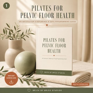 Op de afbeelding: Een boek getiteld Pilates for Pelvic Floor Health: An Instructor's Reference & Safe Programming Guide door Brick by Brick Studios. De kaft is crème met donkergroene tekst en een groene onderste band, voorzien van een klein hartpictogram.