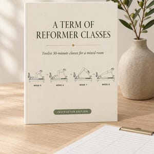 Puede incluir: Un libro de color crema titulado A TERM OF REFORMER CLASSES, Twelve 50-minute classes for a mixed room, con dibujos lineales de ejercicios de pilates etiquetados de WEEK 5 a WEEK 8 y una etiqueta verde INSTRUCTOR EDITION en la parte inferior.