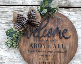 Cartello di benvenuto cristiano per la porta / Cartello con versetto biblico in stile rustico / 1 Pietro 4:8 Decorazione rustica