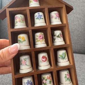 Vintage porslinsfingerborgsamling och trävitrin