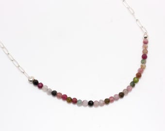 Collar pequeño de turmalina facetada de colores variados en plata de ley con cadena alargada de plata de ley.