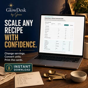 Op de afbeelding: Een laptop met de GlowDesk by Grace Recipe Scaler + Kitchen Conversion Suite software. Het scherm toont een interface voor het schalen van recepten. Naast de laptop liggen een handgeschreven receptenkaart en koperen maatlepels.