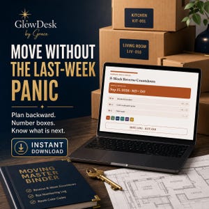 Peut inclure: Un planificateur de déménagement numérique affiché sur un écran d'ordinateur portable avec un compte à rebours de 8 semaines, accompagné d'un classeur Moving Master, d'une clé dorée et de cartons étiquetés Kitchen Kit-001 et Living Room Liv-010.