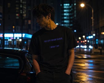 Camiseta urbana estampada teñida en prenda, estilo urbano minimalista, camiseta urbana oscura.