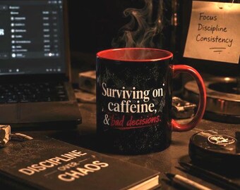 Taza de café divertida para estudiantes y creativos / Sobreviviendo a base de cafeína y malas decisiones / Regalo de taza de café con estética oscura