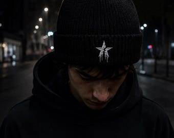 Gorro de punto acanalado negro, puño con bordado de estrella, estilo streetwear.