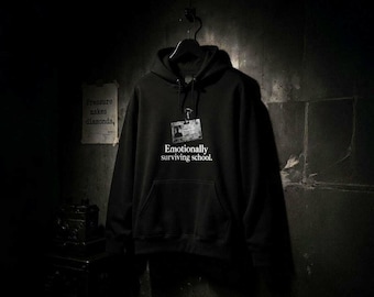 Sudadera con capucha estilo Dark Academia: Sobreviviendo emocionalmente a la escuela / Ropa urbana gótica para estudiantes