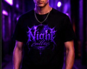 Camiseta gótica morada con estampado gráfico, estilo streetwear oscuro, top oversize estilo Y2K.