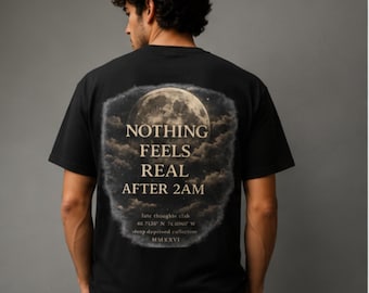 Camiseta "Nada se siente real después de las 2 AM" / Camiseta con estampado de luna y cielo nocturno