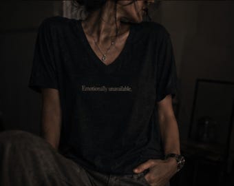 Camiseta oscura femenina con cuello en V / Alas de ángel góticas, estilo streetwear de chica triste, moda melancólica