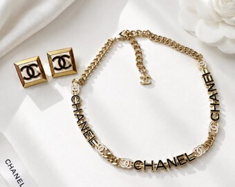 Conjunto vintage de collar con letras del logo de Chanel en esmalte negro y pendientes cuadrados con el logo CC.