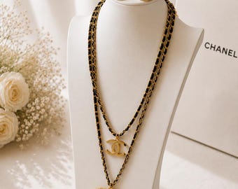 Conjunto de collar de cadena de capas en tono dorado vintage de Chanel con colgante CC extragrande y pendientes de esmalte rojo.