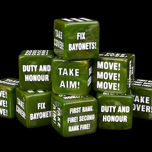 Può includere: Una collezione di dadi verde oliva marmorizzati con testo bianco. Le facce presentano comandi militari tra cui "FIX BAYONETS!", "TAKE AIM!", "MOVE! MOVE! MOVE!", "DUTY AND HONOUR", "TAKE COVER!" e "FIRST RANK. FIRE! SECOND RANK FIRE!" in grassetto.