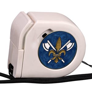 Könnte beinhalten: Ein weißes, einziehbares Maßband mit einem kreisförmigen blau-goldenen Emblem an der Seite. Das Emblem zeigt eine goldene Fleur-de-Lis, die über zwei gekreuzten silbernen Äxten zentriert ist. Ein schwarzes Trageband ist am weißen Kunststoffgehäuse befestigt.